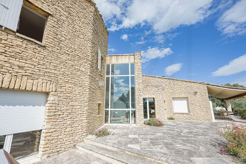 Villa d'exception à Gordes, alliant charme provençal et architecture contemporaine (11)