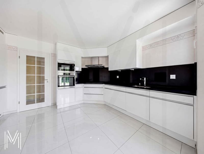 Villa d'exception de 6,5 pièces dans un quartier calme résidentiel avec vue exceptionnelle ! (3)