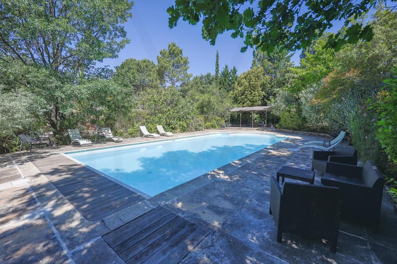 Elégante propriété au charme provençal au coeur du Lubéron, cadre exceptionnel ! (1)
