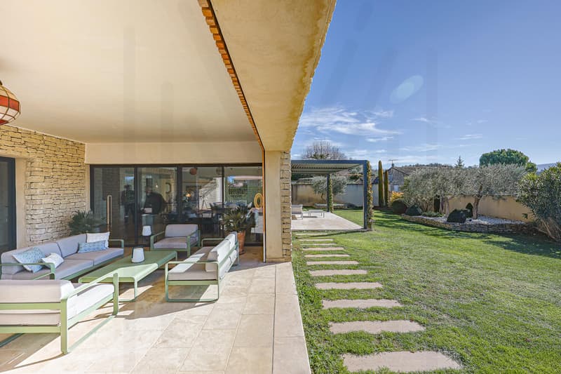 MAGNIFIQUE PROPRIÉTÉ CONTEMPORAINE AVEC PISCINE CHAUFFÉE (6)