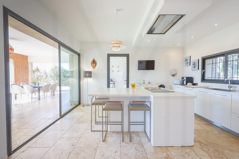MAGNIFIQUE PROPRIÉTÉ CONTEMPORAINE AVEC PISCINE CHAUFFÉE (5)