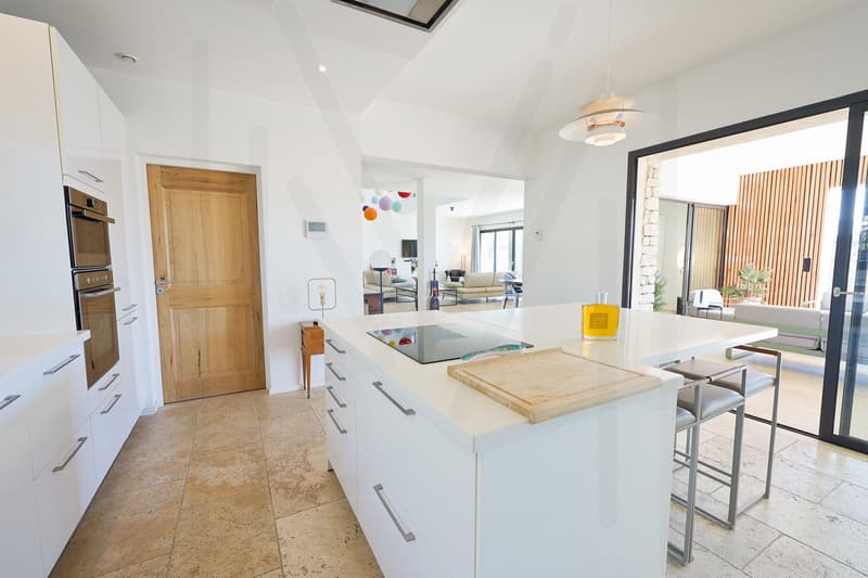 MAGNIFIQUE PROPRIÉTÉ CONTEMPORAINE AVEC PISCINE CHAUFFÉE (9)