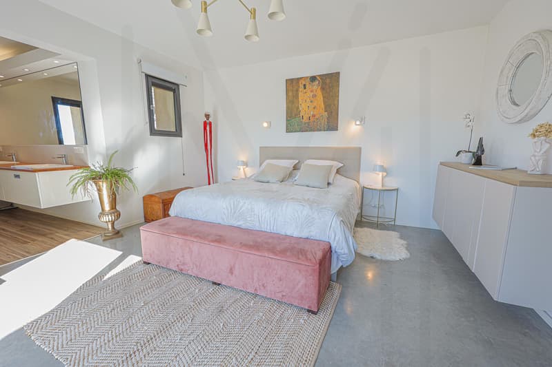 MAGNIFIQUE PROPRIÉTÉ CONTEMPORAINE AVEC PISCINE CHAUFFÉE (11)