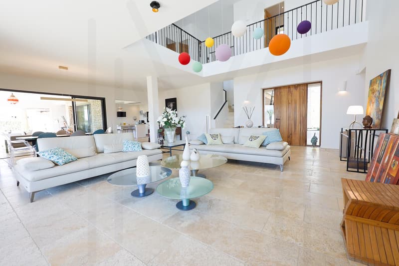 MAGNIFIQUE PROPRIÉTÉ CONTEMPORAINE AVEC PISCINE CHAUFFÉE (4)