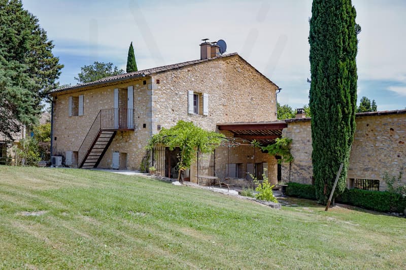 MAGNIFIQUE BASTIDE EN PIERRE AVEC VUES PANORAMIQUES ET PISCINE CHAUFFÉE À proximité de Roussillon ? Au coeur du Luberon (1)