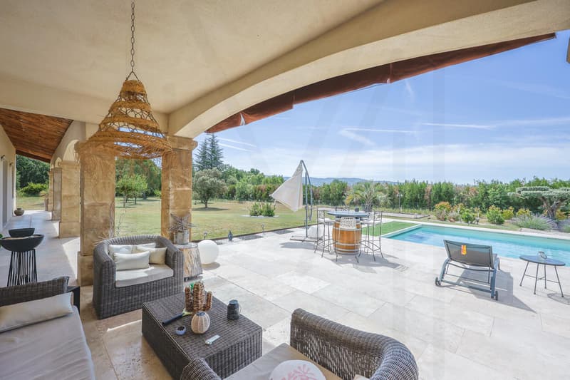 PROPRIÉTÉ CONTEMPORAINE D'EXCEPTION AVEC VUES PANORAMIQUES Au coeur du Luberon, à quelques minutes de Roussillon (13)