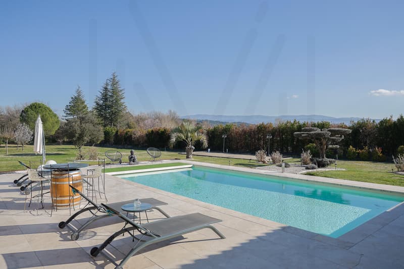 PROPRIÉTÉ CONTEMPORAINE D'EXCEPTION AVEC VUES PANORAMIQUES Au coeur du Luberon, à quelques minutes de Roussillon (12)