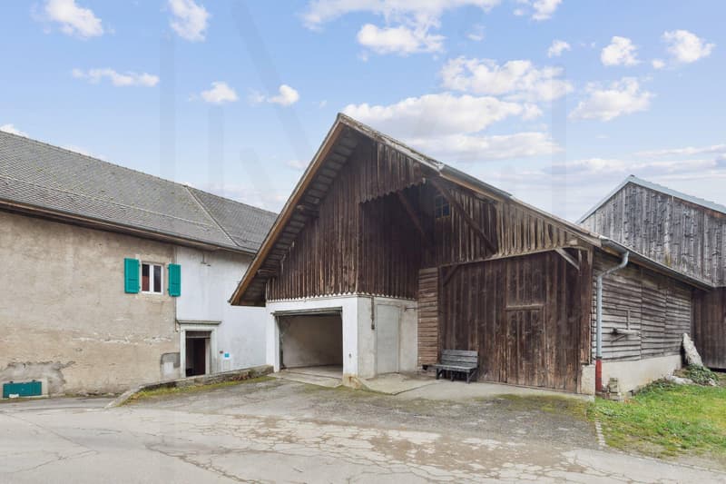 Propriété composée de trois bâtiments à rénover entièrement, répartis sur deux parcelles totalisant 534 m², offrant un important potentiel de transformation. (3)
