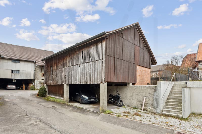 Propriété composée de trois bâtiments à rénover entièrement, répartis sur deux parcelles totalisant 534 m², offrant un important potentiel de transformation. (2)