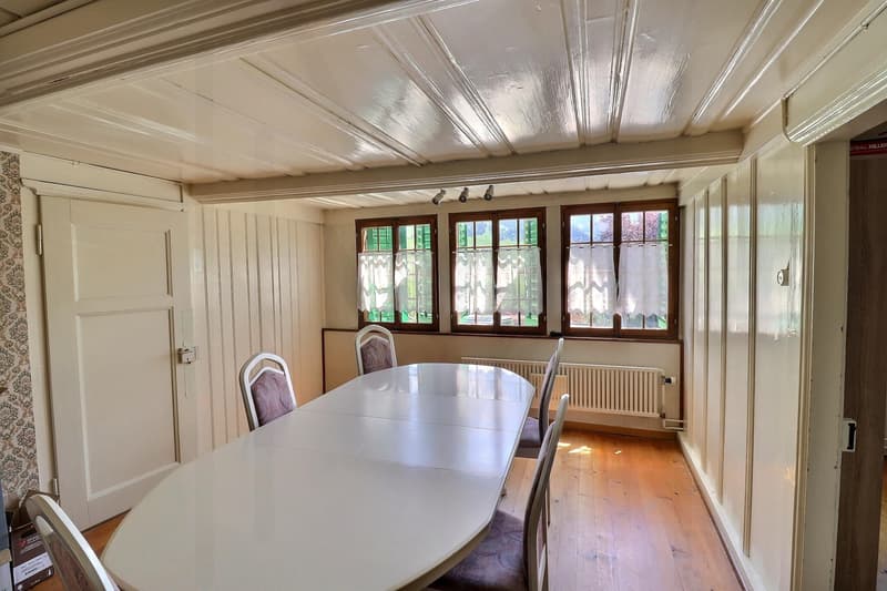 Maison gruérienne avec vue sur les montagnes (7)