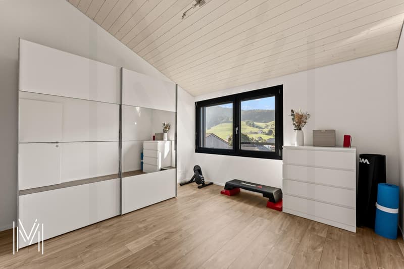 MAGNIFIQUE MAISON INDIVIDUELLE CONTEMPORAINE DE 5,5 PIÈCES - Architecture en bois, confort moderne et qualité de vie entre Fribourg et Bulle (13)