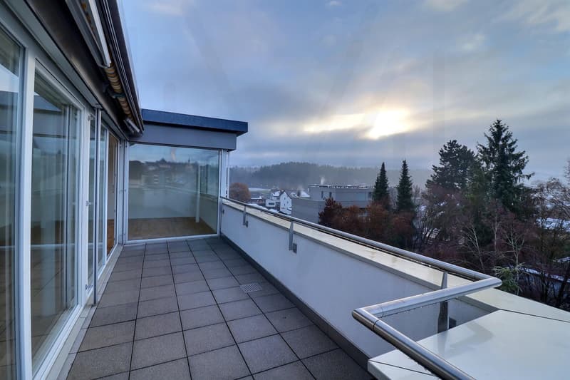 Somptueux attique de 4.5 pièces rénové avec vue imprenable sur le Moléson et la ville de Bulle ! (2)