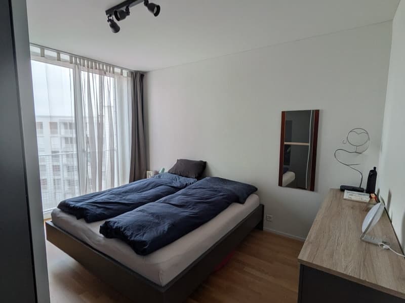 BEFRISTET: 01.09.2026 - 19.12.2026; Moderne möblierte 3.5-Zimmer-Wohnung mit Balkon und Bergsicht (7)