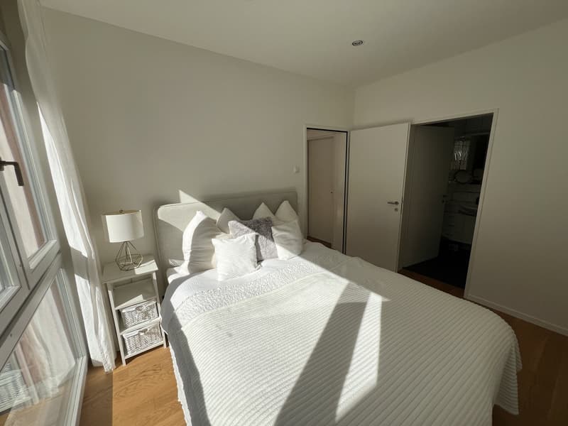 Möblierte 2.5-Zimmer-Wohnung mit Balkon und Seesicht in Zug (6)