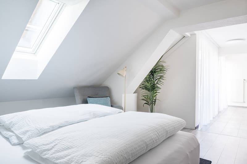 Möblierte 1.5-Zimmer-Attikawohnung mit Balkon im Herzen von Züric (4)