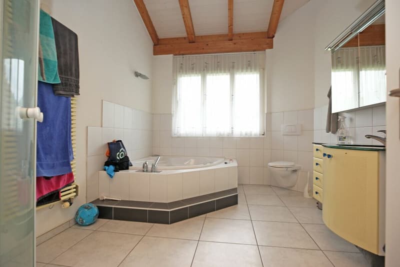 Gemütliche 5.5-Zimmer-Dachwohnung an einer ruhigen Lage in Boll (8)
