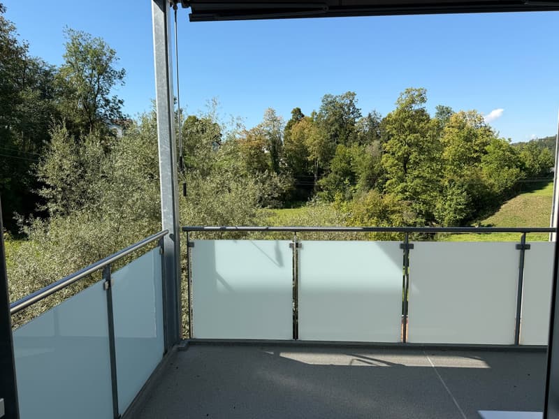 Balkon mit Blick ins Grüne und rauschen vom Dorfbach