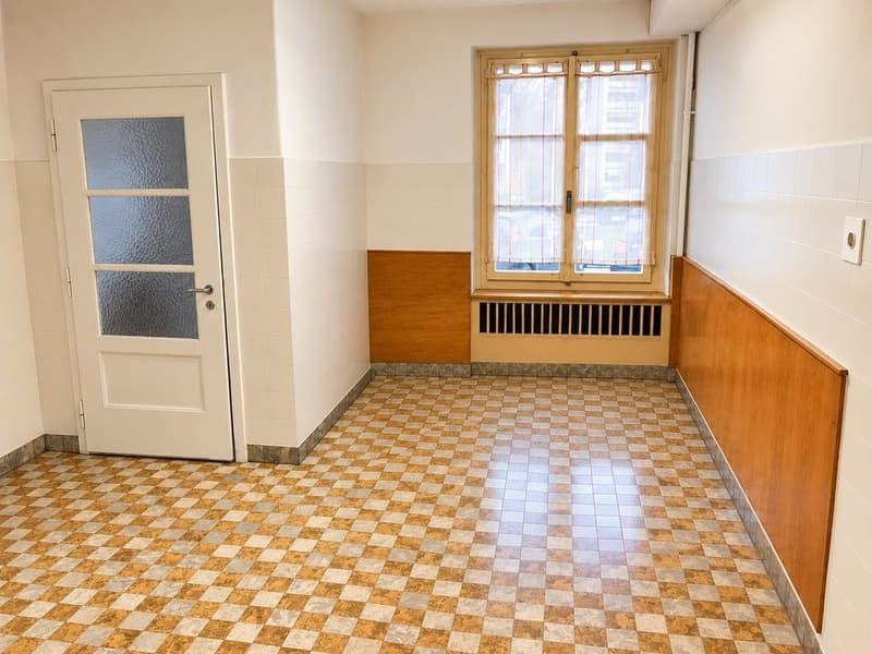 Leerer_Altbau_mit_Mosaikboden_und_Fenster.png