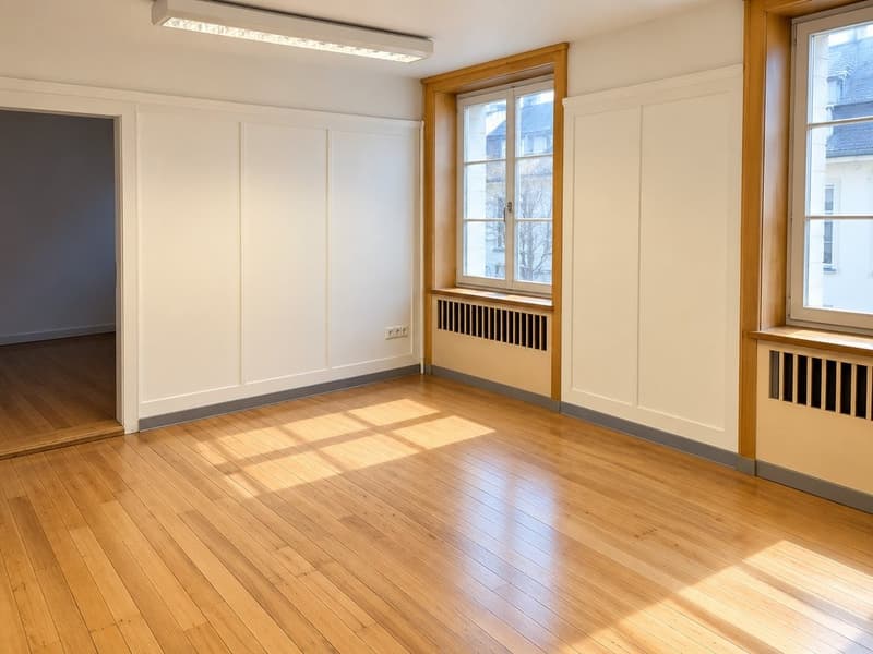Heller_leerer_Raum_mit_Holzfenstern.png