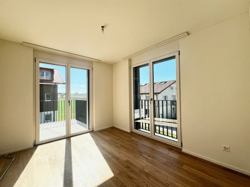 empty room, wooden floor, sliding glass doors, balcony, white walls