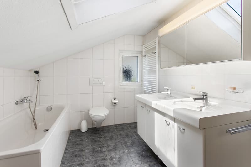 Geräumiges Badezimmer