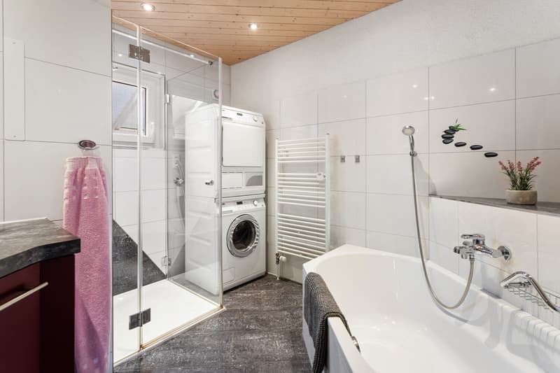 Badezimmer mit Dusche/Badewanne/WM/TB