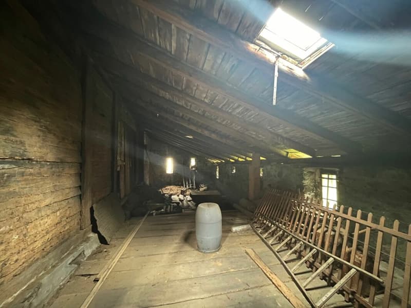 Au coeur du village d'Orsières, maison et grange à rénover avec belle surface extèrieure (12)