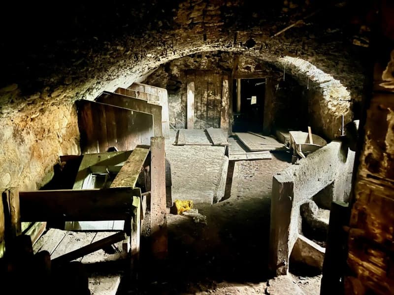 Au coeur du village d'Orsières, maison et grange à rénover avec belle surface extèrieure (11)