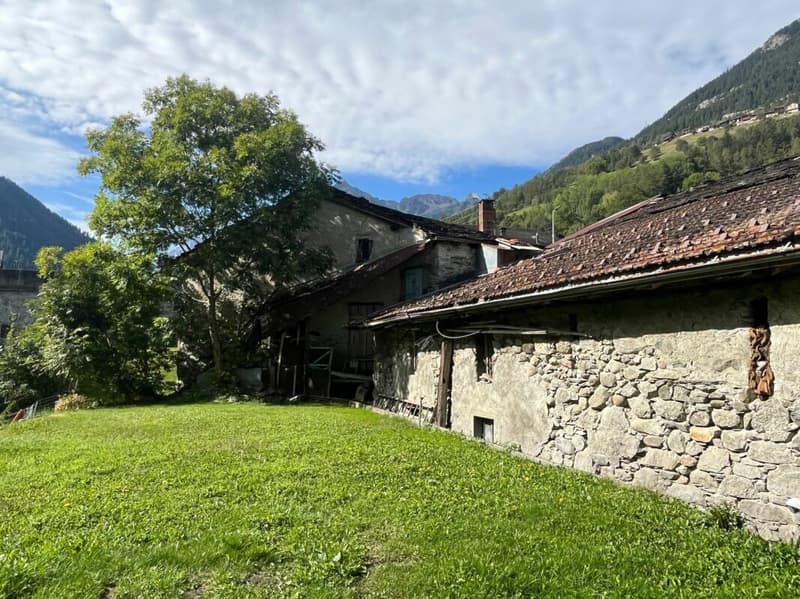 Au coeur du village d'Orsières, maison et grange à rénover avec belle surface extèrieure (8)
