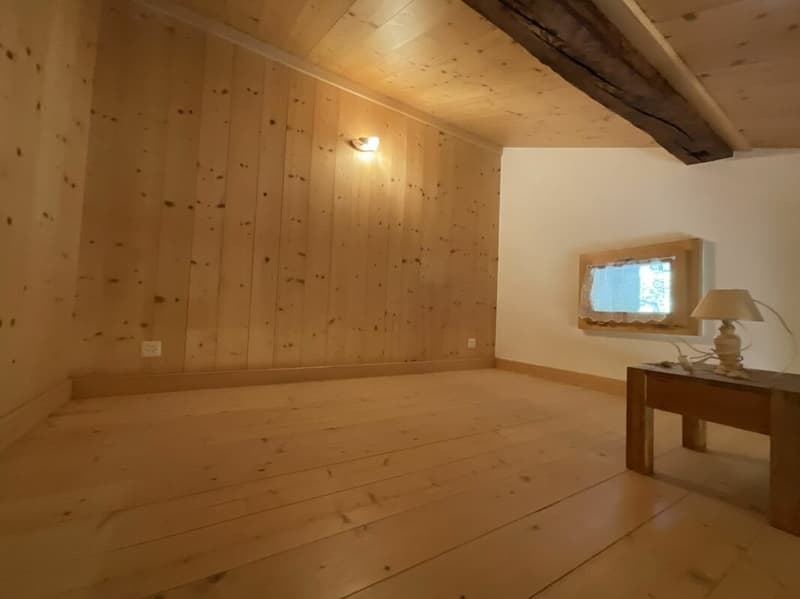 Appartement et terrain à vendre dans le village de Vollèges (17)