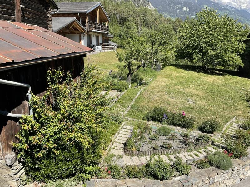 Appartement et terrain à vendre dans le village de Vollèges (26)
