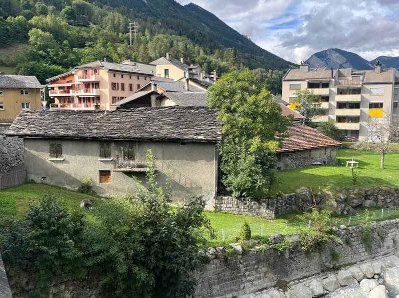 Au coeur du village d'Orsières, maison et grange à rénover avec belle surface extèrieure (4)