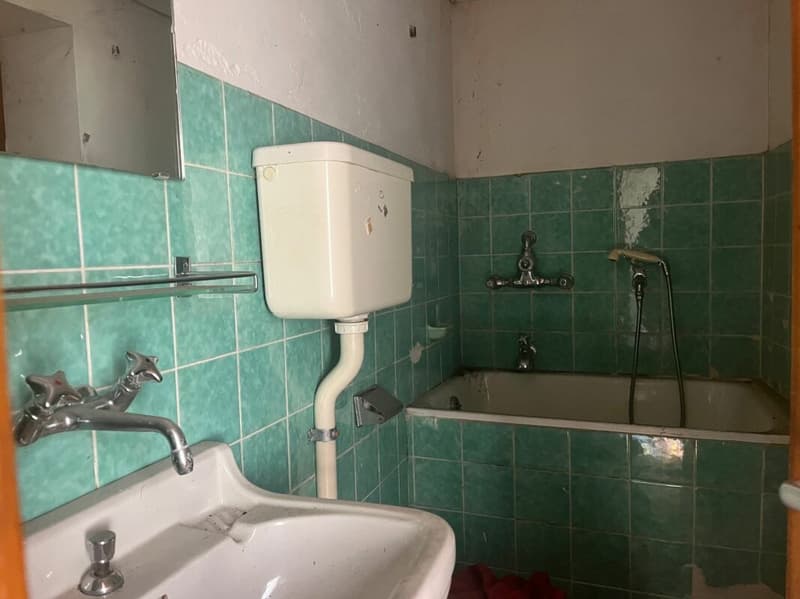 Au coeur du village d'Orsières, maison et grange à rénover avec belle surface extèrieure (17)