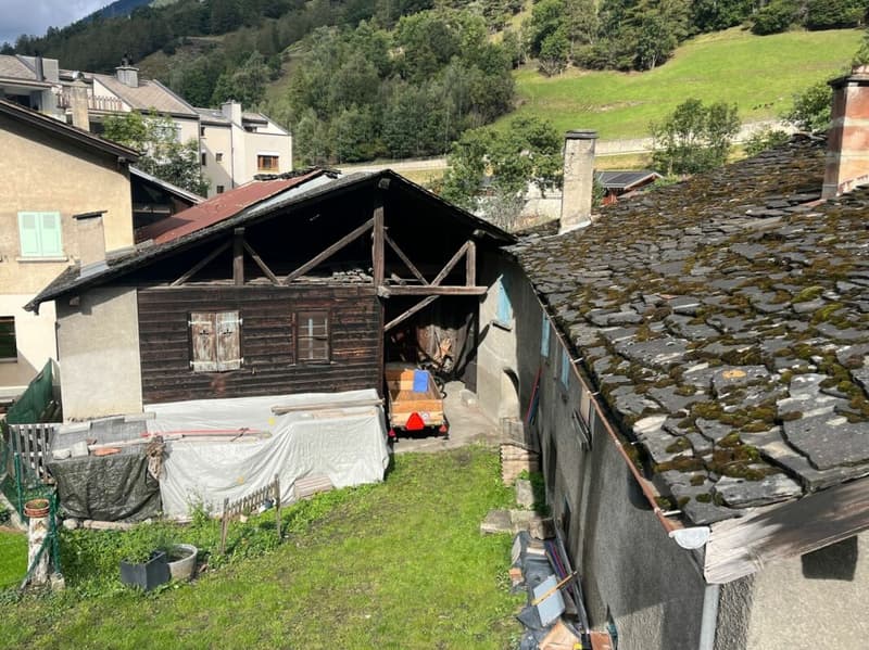 Au coeur du village d'Orsières, maison et grange à rénover avec belle surface extèrieure (2)