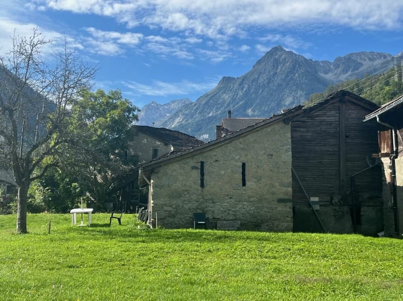 Au coeur du village d'Orsières, maison et grange à rénover avec belle surface extèrieure (1)