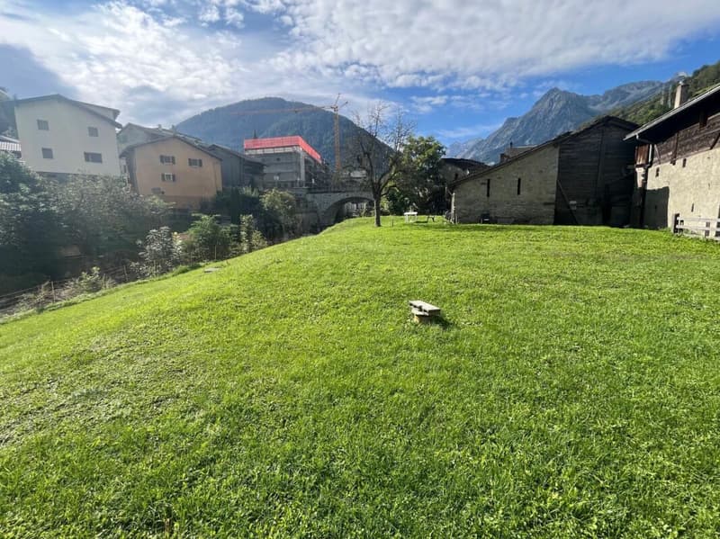 Au coeur du village d'Orsières, maison et grange à rénover avec belle surface extèrieure (9)