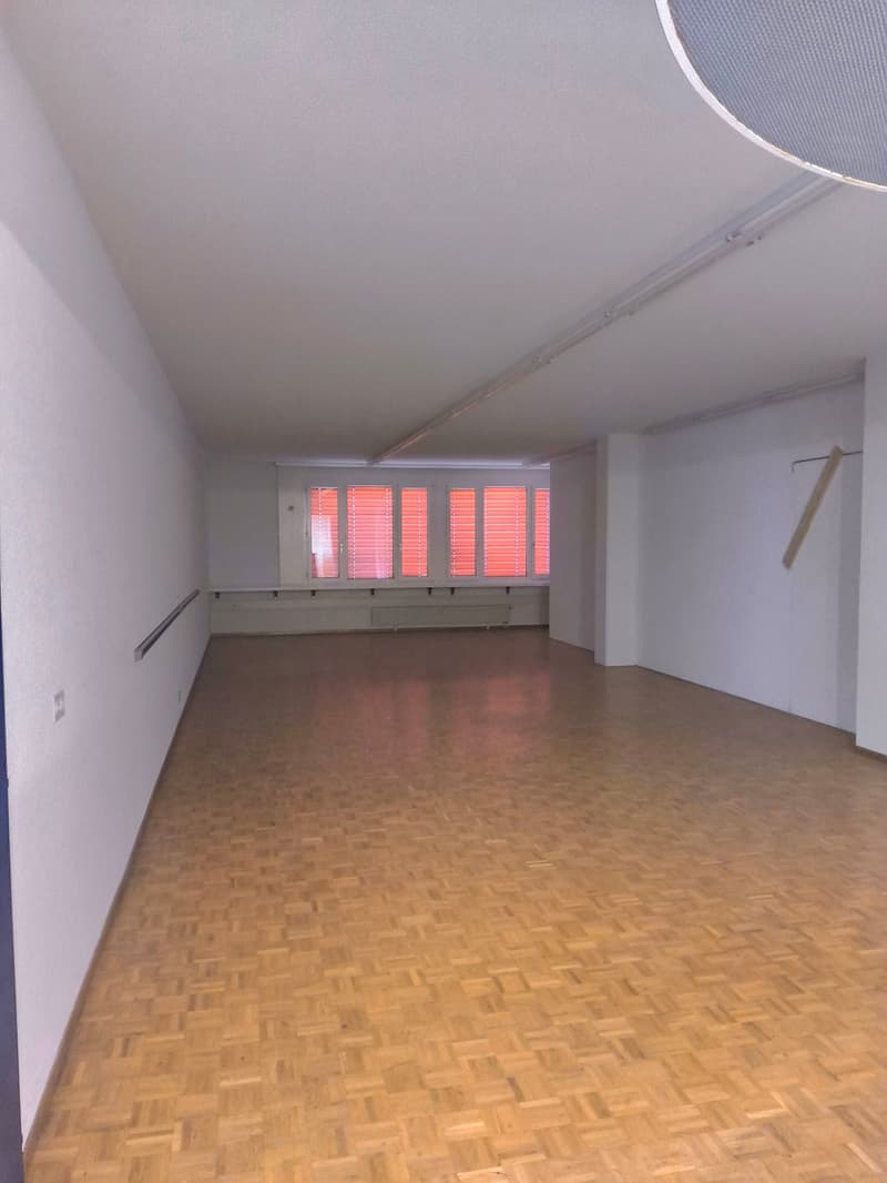 Espace commercial avec rampe dans un emplacement idéal à Bösingen à louer (5)