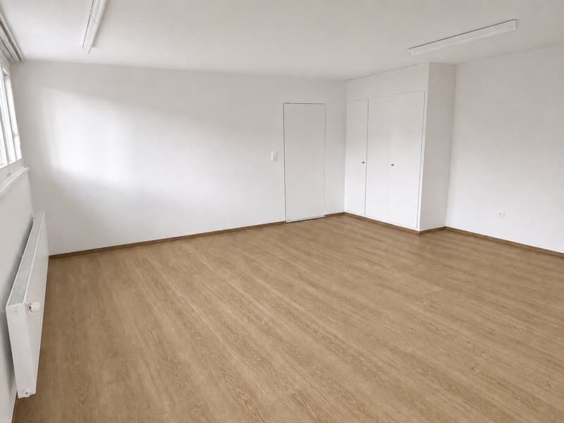 Helles 2-Zimmer-Büro mit Lagerraum an zentraler Lage in Lyss zu vermieten (3)