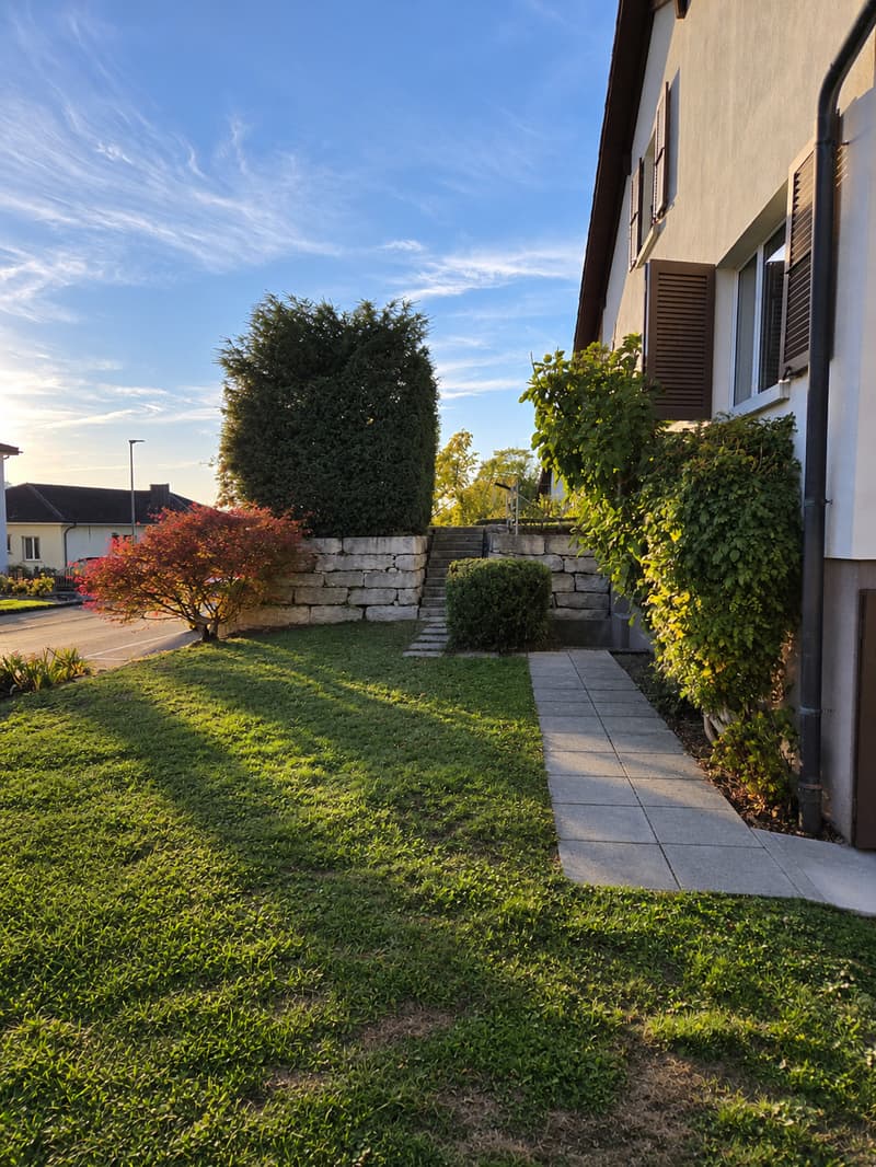 Grosszügiges Einfamilienhaus mit Wintergarten und Garten in Brügg zu vermieten (64)