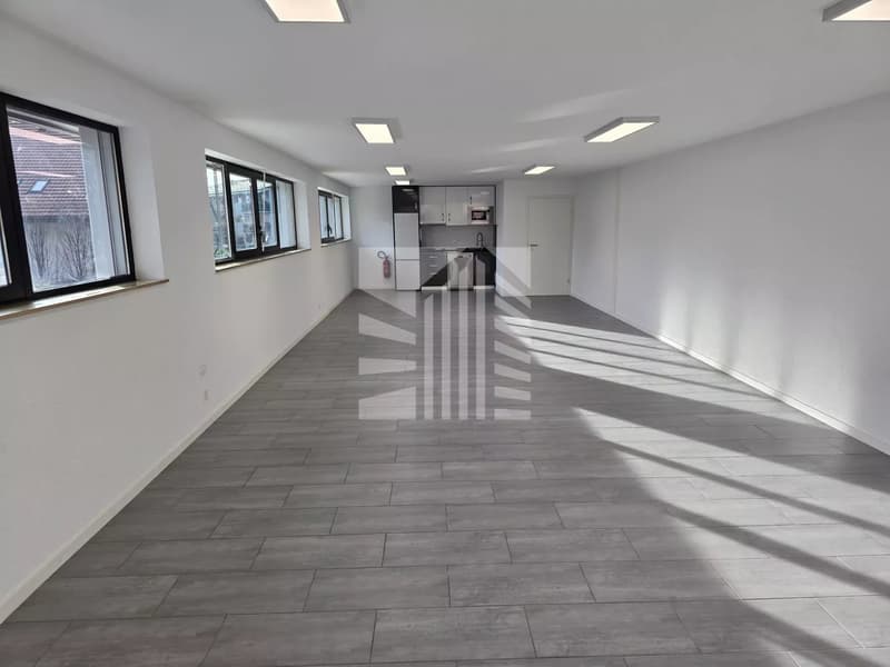 Local moderne de 70 m² avec cuisine équipée et parking (3)