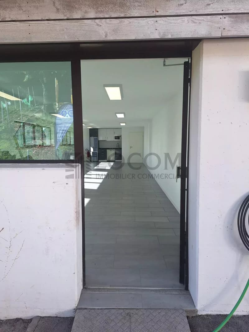 Local moderne de 70 m² avec cuisine équipée et parking (10)