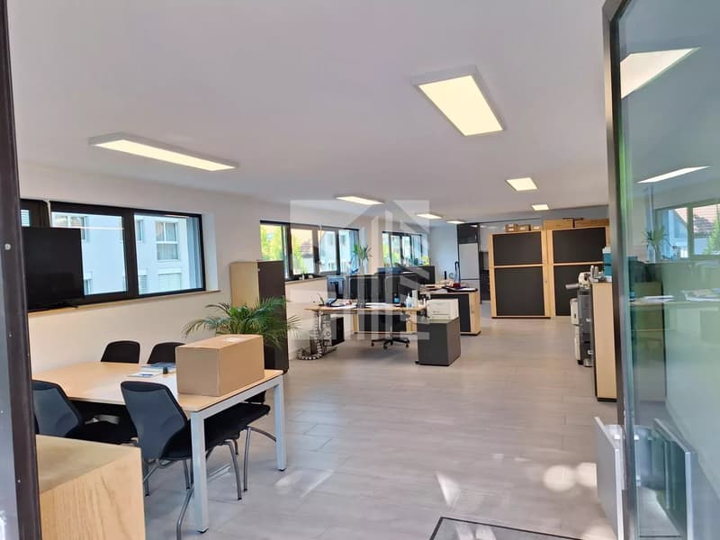 Local moderne de 70 m² avec cuisine équipée et parking (2)