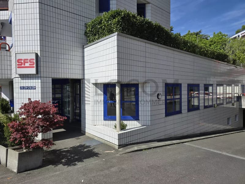 façade vitrée avec enseigne rétroéclairée