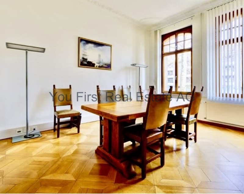 Repräsentatives Esszimmer mit Altbau-Charme und elegantem Fischgrätparkett