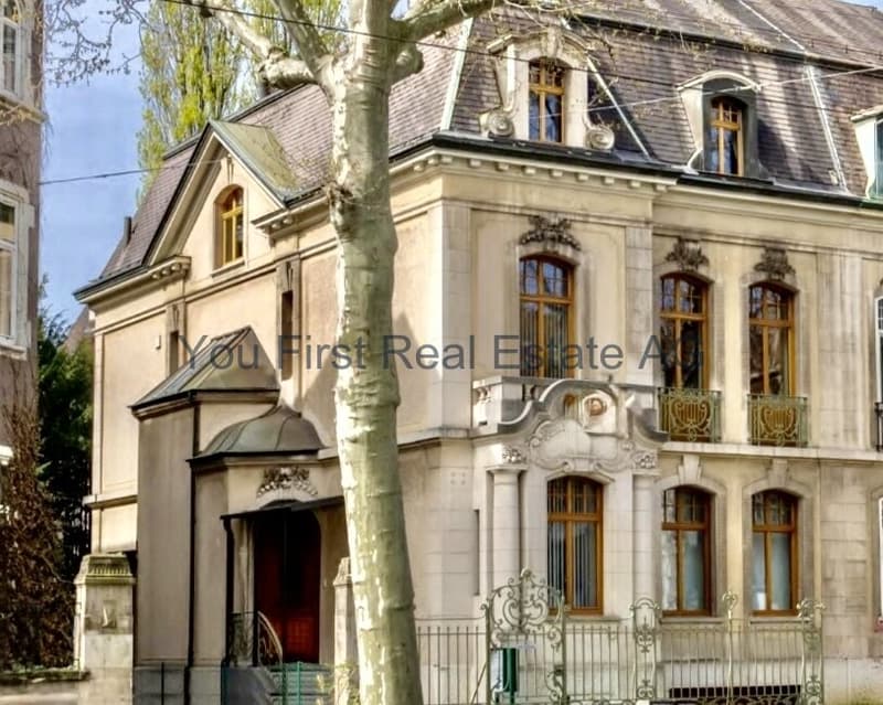 Repräsentative Altbau-Stadtvilla mit historischer Fassadenarchitektur und elegantem Eingangsbereich