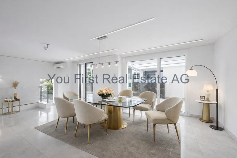 Lichtdurchfluteter Essbereich mit bodentiefen Panoramafenstern und elegantem Glasdesign-Esstisch