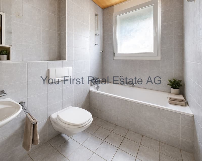Modernes Badezimmer mit Wanne und Fenster