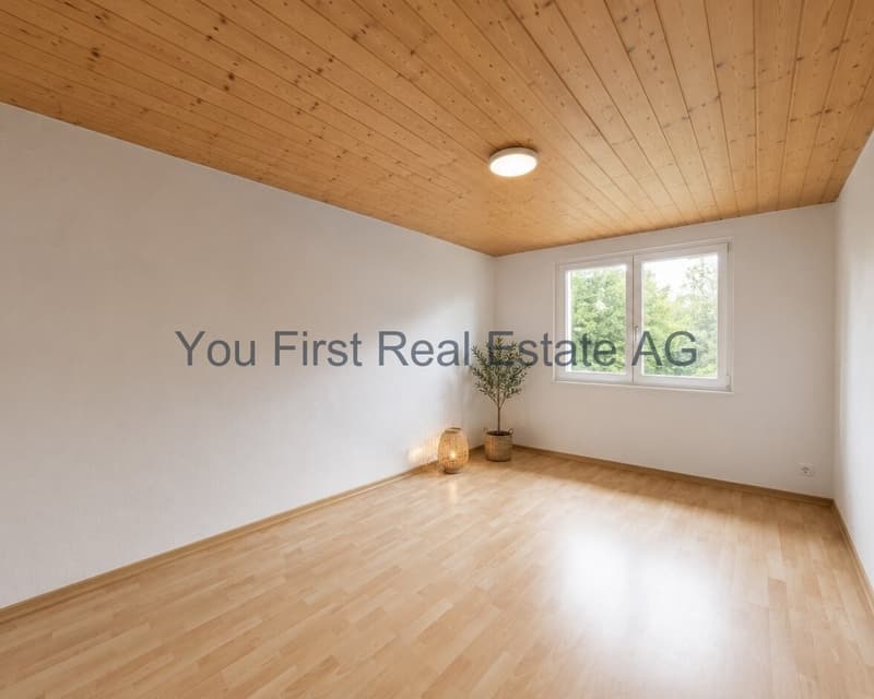 Helles Zimmer mit Holzdecke und Panoramafenstern