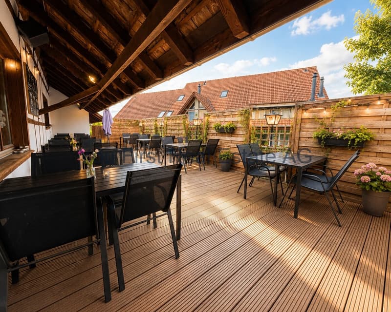 Überdachte Terrasse mit rustikaler Holzbalkendecke und Panoramablick