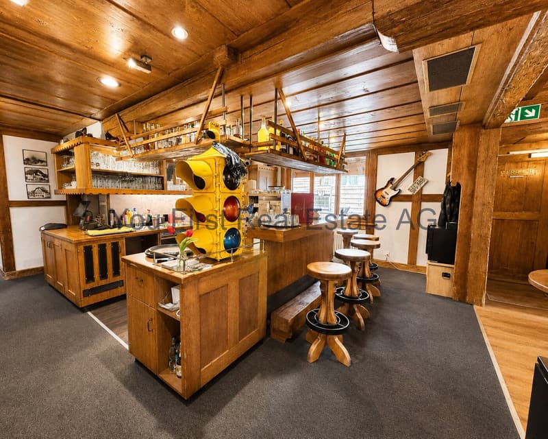 Loft-Raum mit Holzbalkendecke und offener Raumgestaltung